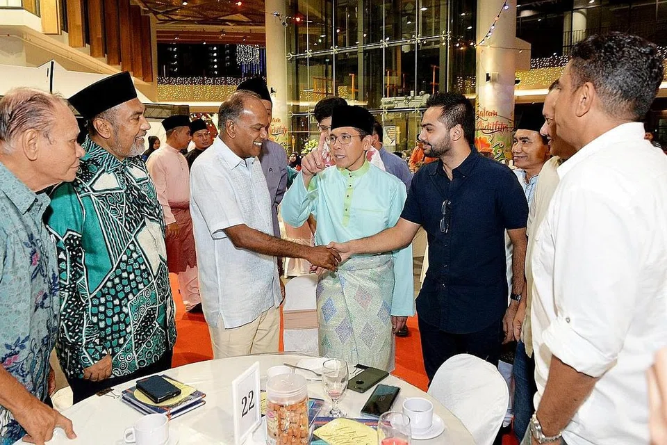 SALAM SYAWAL: Encik Shanmugam (tiga dari kiri) bersama Dr Maliki (empat dari kiri) sempat bermesra dengan hadirin di acara Syawal Muhibah malam kelmarin. - Foto BM oleh KHALID BABA