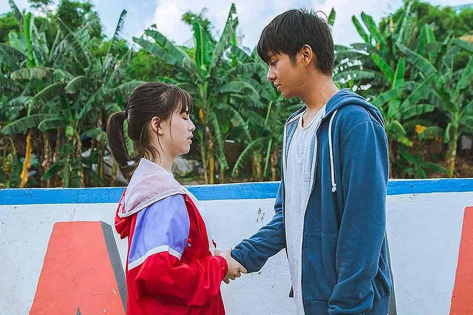 MENYESAL KEMUDIAN TIADA GUNA: Dua Garis Biru adalah filem remaja yang mengisahkan tentang Dara (lakonan Adhisty Zara) dan Bima (Angga Aldi Yunanda) yang terjebak dalam seks luar nikah, mempunyai cahaya mata pada usia muda dan terpaksa membuat pelbagai keputusan dalam kehidupan. - Foto CATHAY