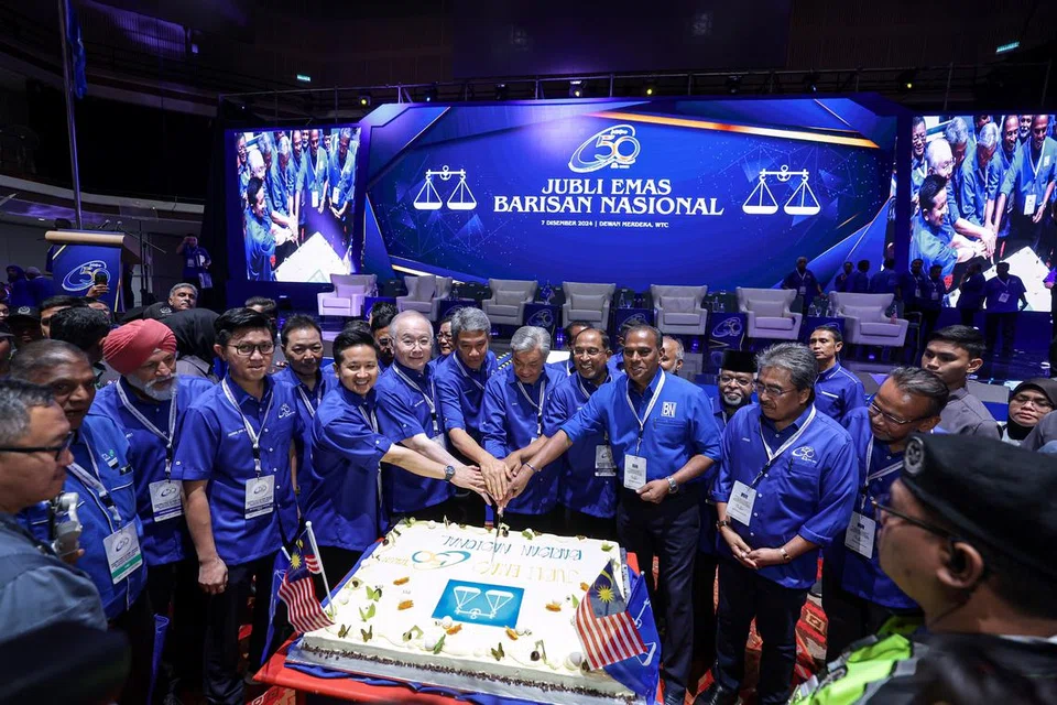 Pemimpin kanan Barisan Nasional (BN) memotong kek ketika perasmian Sambutan Ulang Tahun Jubli Emas Ke-50 Tahun BN di Dewan Merdeka, Pusat Dagangan Dunia Kuala Lumpur baru-baru ini.