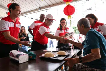(Dari kiri) Anggota Parlimen Tanpa Kawasan Undi (NCMP) Parti Kemajuan Singapura (PSP), Encik Leong Mun Wai; pengerusi parti, Dr Tan Cheng Bock; dan NCMP, Cik Hazel Poa, bertemu penduduk di Clementi Central pada 23 Februari.