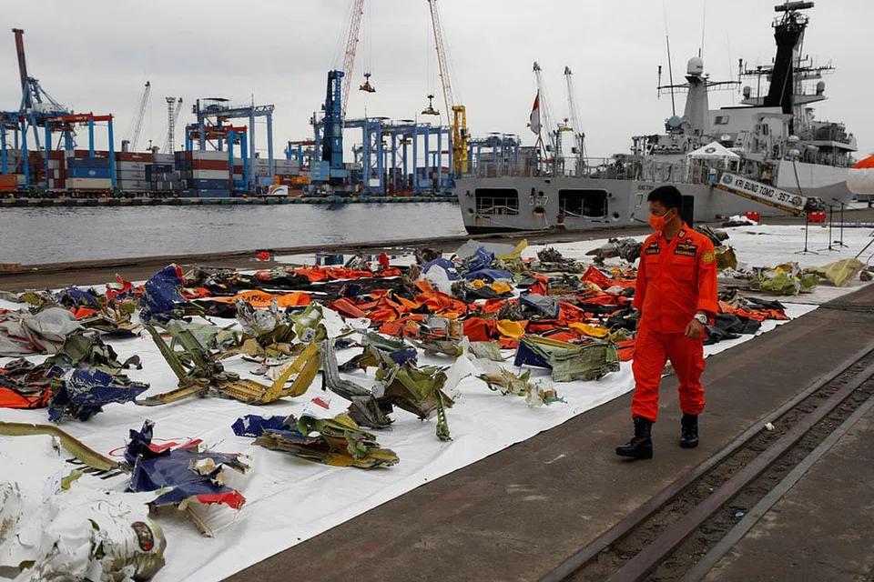 KUMPUL BUKTI: Sebahagian serpihan pesawat Sriwijaya dikumpul di pelabuhan Tanjung Priok di Jakarta yang kemudian akan digunakan bagi melakukan penyiasatan berkaitan tragedi pesawat itu. - Foto REUTERS