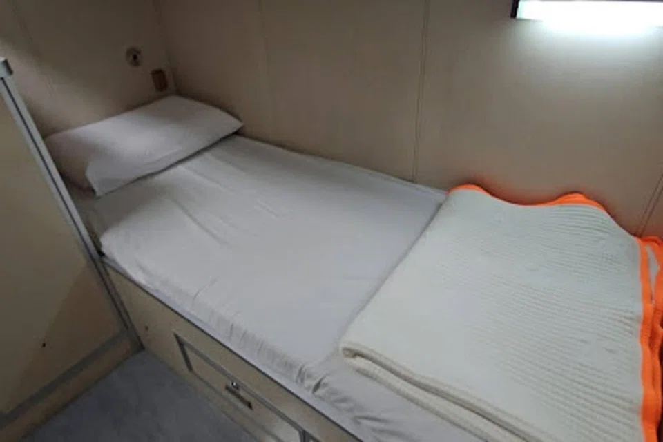 Katil di dalam ‘RSS Persistence’ dilengkapi dengan keperluan tidur seperti bantal dan selimut. 