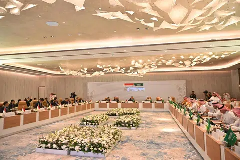PERLUAS KERJASAMA: Perdana Menteri, Encik Lee Hsien Loong, bersama delegasinya menghadiri perbincangan meja bundar Saudi-Singapura, yang antara lain disertai wakil kanan daripada pelbagai syarikat Saudi yang telah melahirkan hasrat untuk memperluas kerjasama dengan Singapura dalam pelbagai sektor.