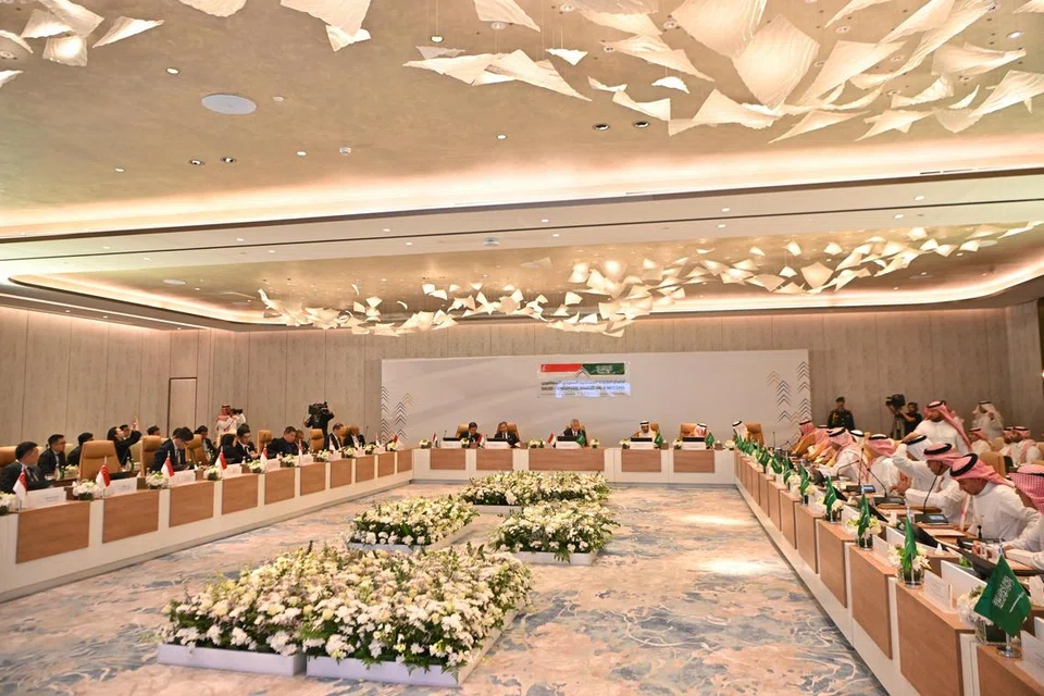 PERLUAS KERJASAMA: Perdana Menteri, Encik Lee Hsien Loong, bersama delegasinya menghadiri perbincangan meja bundar Saudi-Singapura, yang antara lain disertai wakil kanan daripada pelbagai syarikat Saudi yang telah melahirkan hasrat untuk memperluas kerjasama dengan Singapura dalam pelbagai sektor.