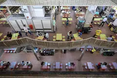 HAD DITAMBAH: Had makan di luar dijangka ditambah daripada dua kepada lima orang pertengahan Julai ini. - Foto BH oleh KEVIN LIM