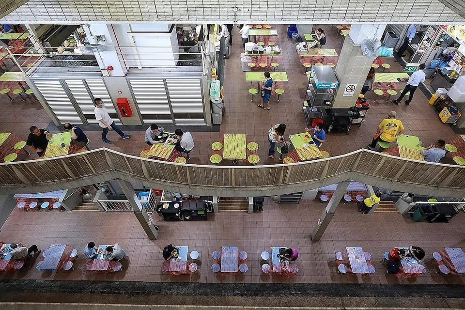HAD DITAMBAH: Had makan di luar dijangka ditambah daripada dua kepada lima orang pertengahan Julai ini. - Foto BH oleh KEVIN LIM