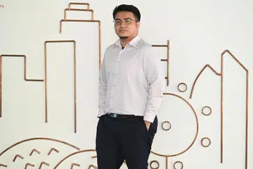 Encik Haiqel yang tampil sebagai graduan terbaik untuk Sekolah Elektronik dan Teknologi Infokom di ITE Kolej Timur dan menangi Pingat Emas e2i semasa majlis penyampaian sijil pada 29 Julai 2024, menghargai sokongan ibunya, Cik Yusnita Osman dan bapa tiri beliau, Encik Mohd Sabri Kasim, kedua-duanya berusia 52 tahun, selain pensyarahnya, Encik Muhammad Farhan Mohamed Tohar.