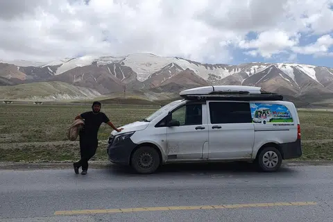 Encik Fadli Abdullah memandu van di daerah Kunlun, China, ditemani pemandangan gunung-ganang.