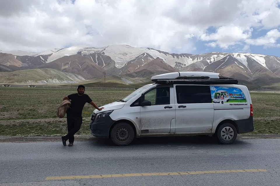 Encik Fadli Abdullah memandu van di daerah Kunlun, China, ditemani pemandangan gunung-ganang.