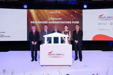 DANA BARU: Menghadiri pelancarannya ialah (dari kiri) Encik Tan Jack Thian, Ketua Pegawai Operasi Kumpulan SingHealth dan Pengerusi Penganjur SHM 2023; Encik Cheng Wai Keung, Pengerusi SingHealth; Encik Masagos; Profesor Ivy Ng, CEO Kumpulan SingHealth dan Profesor Chan Choong Meng, Ketua Pegawai Pendidikan Kumpulan SingHealth.
 