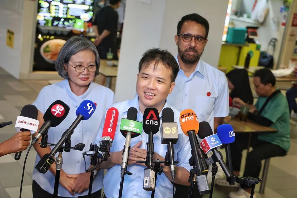 (Dari kanan) Ketua Parti Pekerja (WP), Encik Pritam Singh; calon WP bagi SMC Jalan Kayu, Encik Andre Low; dan pengerusi parti, Cik Sylvia Lim, ditemui media di Pusat Penjaja Fernvale pada 27 April.