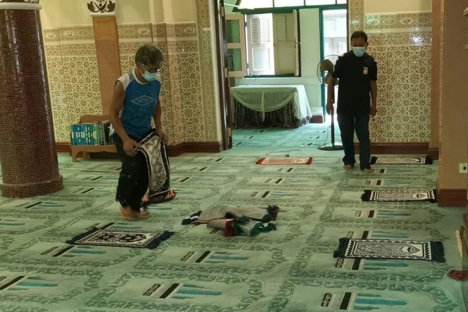 SIAPKAN APA YANG PERLU: Kakitangan Masjid Khadijah menyiapkan keperluan bagi pembukaan semula masjid dengan memastikan arahan jarak selamat dipatuhi dan langkah keselamatan lain dilaksanakan bagi mengekang penularan Covid-19. - Foto MASJID KHADIJAH