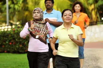 Sekumpulan anggota masyarakat aktif berjalan sebagai satu bentuk senaman agar sentiasa dapat bergerak aktif.