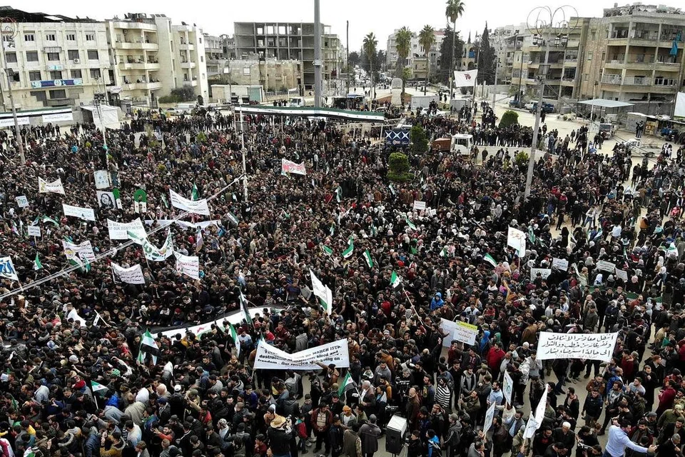 INGATI PERANG: Ribuan penduduk di Idlib keluar ke jalan raya untuk memperingati perang saudara di negara itu yang telah berlanjutan sehingga 10 tahun. - Foto EPA-EFE