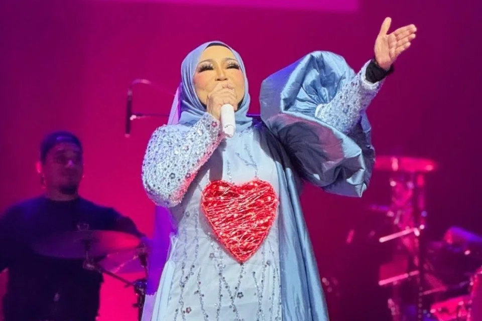 TERIMA KASIH PEMINAT: Ramlah Ram mengucapkan ribuan terima kasih kepada peminat yang menyokong kerjaya seninya yang hampir mencecah empat dekad. Beliau tampil dengan busana yang dilekapkan dengan hati bercahaya pada penghujung konsert.