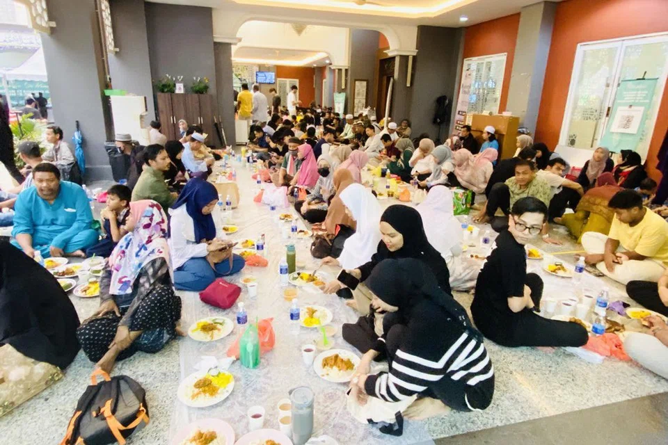 Suasana iftar di Masjid Jamek Kampung Baru, Kuala Lumpur, yang setiap hari menyantuni antara 1,000 dan 1,500 jemaah dengan pelbagai menu menarik sepanjang Ramadan.