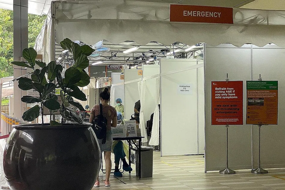 ELAK KEMATIAN BERLEBIHAN: Selain tidak bersikap dogmatik, Singapura juga pastikan sistem penjagaan kesihatan dapat menangani kadar kes jangkitan Covid-19. Gambar kiri pegawai perubatan di Jabatan Kecemasan di Hospital Khoo Teck Puat. - Foto BH oleh LIM YAOHUI