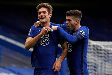 KEMBALI MENYENGAT: Pemain pertahanan Chelsea, Marcos Alonso (kiri) meraikan gol kedua pasukannya, bagi memastikan kemenangan sulung pengurus baru, Thomas Tuchel sejak mengambil alih bulan lalu.