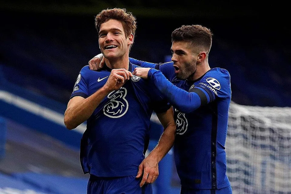 KEMBALI MENYENGAT: Pemain pertahanan Chelsea, Marcos Alonso (kiri) meraikan gol kedua pasukannya, bagi memastikan kemenangan sulung pengurus baru, Thomas Tuchel sejak mengambil alih bulan lalu.