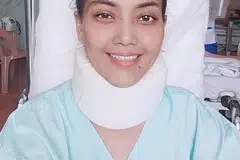 KEMBALI BERSEMANGAT: Rosalina Musa yang masih dirawat di hospital selepas pembedahan saraf tunjang terhimpit di tengkuk, akhirnya dapat tersenyum kerana sudah dapat bertemu suami yang kini diizin melawat. - Foto ihsan ROSALINA MUSA