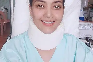 KEMBALI BERSEMANGAT: Rosalina Musa yang masih dirawat di hospital selepas pembedahan saraf tunjang terhimpit di tengkuk, akhirnya dapat tersenyum kerana sudah dapat bertemu suami yang kini diizin melawat. - Foto ihsan ROSALINA MUSA