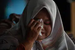 TERTIPU: Warga Indonesia, Aslem, mendakwa dia antara yang tertipu dengan skim kononnya mampu menjadikan pelaburan kecil menjana keuntungan besar. - Foto AFP