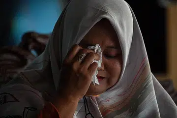 TERTIPU: Warga Indonesia, Aslem, mendakwa dia antara yang tertipu dengan skim kononnya mampu menjadikan pelaburan kecil menjana keuntungan besar. - Foto AFP