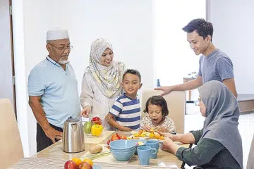 MENJAGA KEPERLUAN WARGA EMAS: Tinjauan HSBC menunjukkan sebanyak 80 peratus atau 8 dari setiap 10 rakyat Singapura menyumbang wang kepada ibu bapa mereka, lebih tinggi dari purata sejagat sebanyak 59 peratus. - Foto hiasan ISTOCK