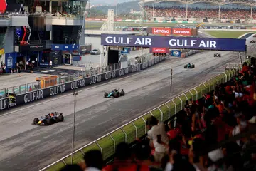 Pemandu Red Bull, Max Verstappen mendahului pemandu Mercedes, Kimi Antonelli dan George Russell serta pelumba Red Bull, Isack Hadjar semasa saingan Grand Prix Bahrain di Litar Antarabangsa Sepang, pada 4 Oktober. Perlumbaan tergendala hampir sejam berikutan hujan lebat.