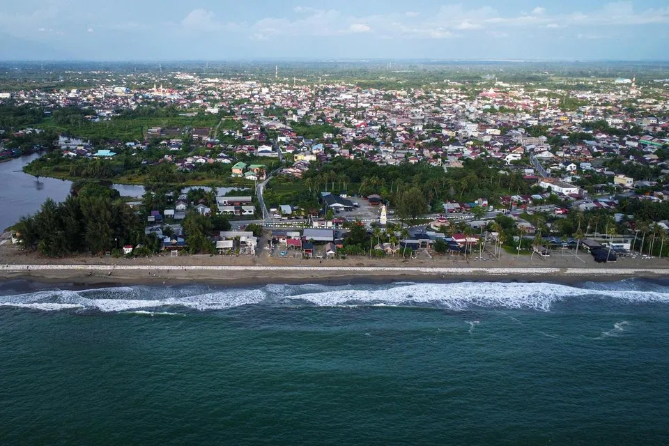 Meulaboh, sebuah bandar di pantai barat Aceh, Indonesia, kekal sebagai simbol kepada kemusnahan tsunami Lautan Hindi 2004. Bandar ini mengalami kemusnahan terbesar akibat bencana tersebut, meninggalkan kesan mendalam kepada penduduknya. Kini, selepas dua dekad, Meulaboh bangkit dengan infrastruktur yang dibina semula, kawasan perumahan yang pulih, dan semangat daya tahan masyarakat yang terus diperbaharui.