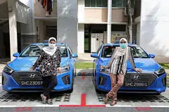 PAYAH DAPAT PENUMPANG: Cik Kalsum Samadi (kiri) dan Cik Sa'adiah Rafil mendapati sukar mendapatkan penumpang dalam keadaan pandemik Covid-19 hari ini. - Foto BH oleh JOEL CHAN