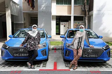 PAYAH DAPAT PENUMPANG: Cik Kalsum Samadi (kiri) dan Cik Sa'adiah Rafil mendapati sukar mendapatkan penumpang dalam keadaan pandemik Covid-19 hari ini. - Foto BH oleh JOEL CHAN