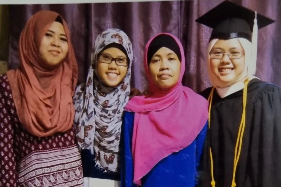 Bagi Cik Sia Jingyun Erna Sharida (kanan), ibunya, Cik Suriya Hidayati Mopim (bertudung merah jambu) merupakan insan yang paling banyak memberikan dirinya perangsang agar beliau terus maju dalam pelajaran. Bersama mereka ialah adik Cik Erna, (dari kiri) Cik Sia Jingsiew Erni Sharida dan Cik Sia Jingmay Erlisa Sharida. 