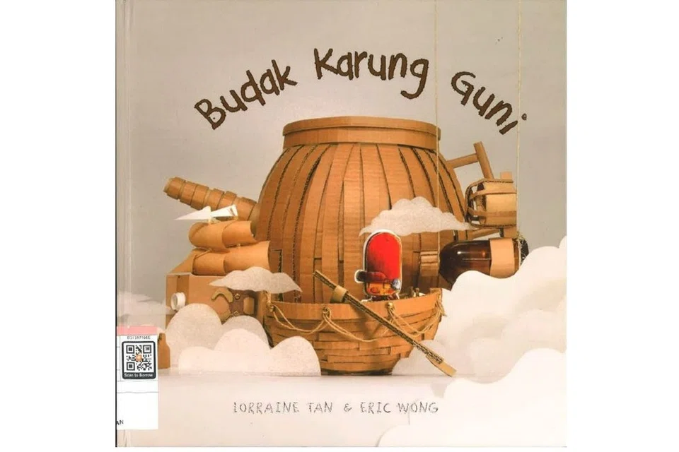Budak Karung Guni
Nombor Panggilan: J SING TAN

Ming gemar mencipta barangan. Namun, dia tidak mempunyai wang untuk menghasilkan rekaannya. Pada satu hari, bunyi hon lelaki Karung Guni ‘bip, bip, bip’ memberinya ilham untuk mencipta sesuatu menggunakan barang-barang yang terkumpul.