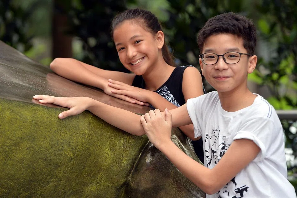 MINAT SENI: Pelakon kanak-kanak, Matthew Loo (kanan) dan Annika Kelly, bercita-cita menyertai Sekolah Seni Singapura tahun depan selepas menduduki Peperiksaan Tamat Sekolah Rendah (PSLE). - Foto M. O. SALLEH
