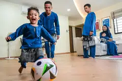 Penyerang Singapura, Shawal Anuar (dua dari kiri), amat menghargai masa yang diluangkan bersama anaknya, (dari kiri) Shaqeeb Rizqi, ⁠Muhammad Rian, dan Shazayn Rizqi, selain isterinya, Maria Mahran.