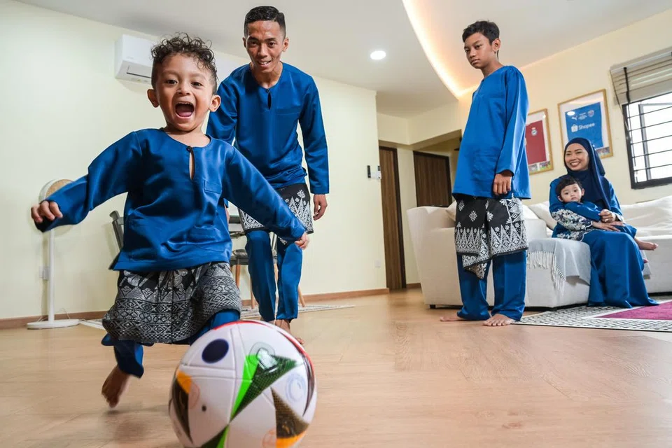 Penyerang Singapura, Shawal Anuar (dua dari kiri), amat menghargai masa yang diluangkan bersama anaknya, (dari kiri) Shaqeeb Rizqi, ⁠Muhammad Rian, dan Shazayn Rizqi, selain isterinya, Maria Mahran.