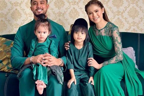 Pelakon yang juga usahawan, Bella Astillah (kanan) menjelaskan bahawa anak-anaknya, Mohamad Ayden Adrean (dua dari kanan) dan Ara Adreanna (di pangkuan Aliff) tidak terjejas dengan isu ‘hangat’ membabitkan bapa mereka sebab tidak bermain dengan telefon dan sering diberitahu bapa mereka sibuk bekerja.