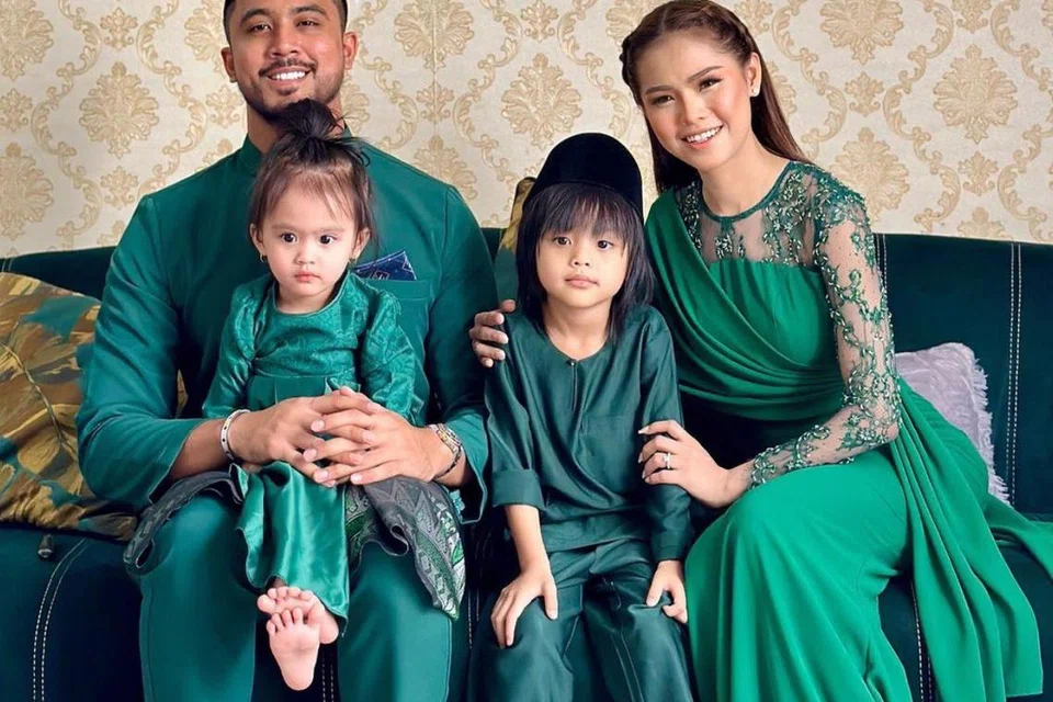 Pelakon yang juga usahawan, Bella Astillah (kanan) menjelaskan bahawa anak-anaknya, Mohamad Ayden Adrean (dua dari kanan) dan Ara Adreanna (di pangkuan Aliff) tidak terjejas dengan isu ‘hangat’ membabitkan bapa mereka sebab tidak bermain dengan telefon dan sering diberitahu bapa mereka sibuk bekerja.