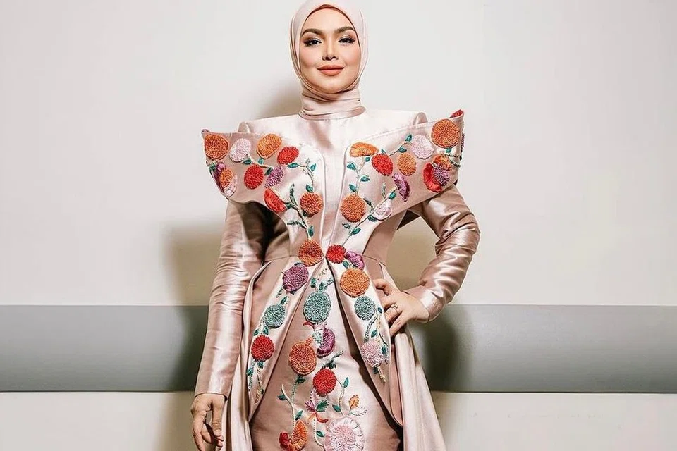 Gaun emas mawar dengan sulaman bunga ciptaan, Samm Republic. Ia merupakan persalinan kedua yang dipakai untuk konsert malam pertama.