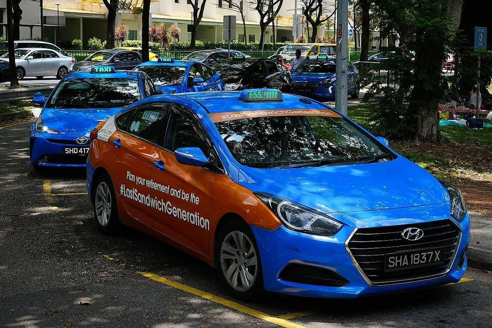 KHIDMAT TERJEJAS: Khidmat teksi kekal rendah berbanding paras sebelum Covid-19 sedang aktiviti pelancongan masih tidak berganjak dan ramai pekerja masih bekerja dari rumah. - Foto fail