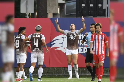 Penyerang Tampines Boris Kopitovic (tengah) meraikan gol beliau yang membuka tirai jaringan pada minit ke-15. 
