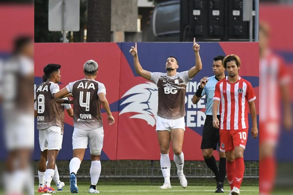 Penyerang Tampines Boris Kopitovic (tengah) meraikan gol beliau yang membuka tirai jaringan pada minit ke-15. 