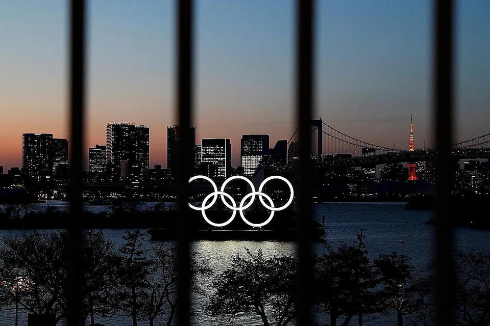 MALAP: Lambang Sukan Olimpik dilihat pada waktu senja melalui pagar besi, di kawasan tepi laut Taman Laut Odaiba, Jepun. Sukan Olimpik Tokyo 2020 ditangguh ekoran wabak Covid-19. - Foto REUTERS