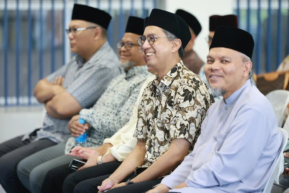 Turut hadir ialah Menteri Negara (Ehwal Dalam Negeri merangkap Pembangunan Negara), Profesor Madya Dr Muhammad Faishal Ibrahim (dua dari kanan), dan Pendaftar Pejabat Pendaftaran Pernikahan Orang Islam (ROMM), Ustaz Nor Razak Bakar (kanan).