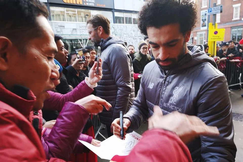 MENEMUI BINTANG: Salah seorang anggota rombongan meminta tandatangan bintang penyerang Liverpool, Mohamed Salah di luar LiverpoolFC Players Hotel semasa mengikuti rombongan diadakan Disember tahun lalu. - Foto ihsan MOHAMMAD MIRZA SALIM