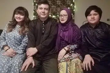 SEWAKAN RUMAH KETIKA DI LUAR NEGERI: Cik Intan Nazrahayu (dua dari kanan) dan keluarganya (dari kiri) anaknya Safiyya Aishah Anwar, suaminya Encik Anwar Mohamed dan seorang lagi anaknya Azrachel Anwar telah bermastautin di UAE sejak 2008. - Foto ihsan INTAN NAZRAHAYU