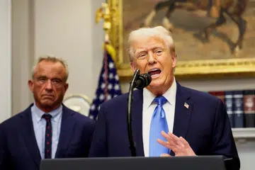 ChatGPT said:
FOTO FAIL: Presiden Amerika Syarikat, Donald Trump, bersama Setiausaha Kesihatan dan Perkhidmatan Manusia Amerika, Robert F. Kennedy Jr., membuat kenyataan yang mengaitkan autisme dengan vaksin kanak-kanak serta penggunaan ubat penahan sakit popular Tylenol oleh wanita hamil dan kanak-kanak  dakwaan yang tidak disokong oleh penyelidikan saintifik selama berdekad-dekad di Rumah Putih, Washington D.C., Amerika Syarikat, 22 September 2025.