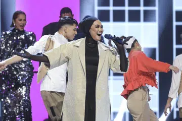 BIDAS KOMEN TIDAK WAJAR: Liza Hanim mempersoal motif warganet yang menyentuh tentang dirinya yang dikatakan memiliki hidung kembang dan wajah ‘berlubang’ dan tidak mulus sehingga menjejas populariti walaupun memiliki suara yang baik.