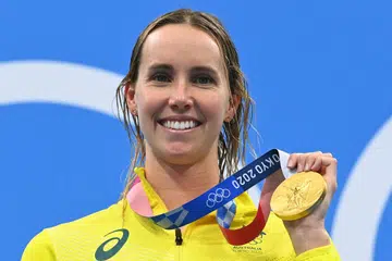 Emma McKeon bersama pingat emasnya di podium selepas final acara renang 50 meter gaya bebas wanita pada Sukan Olimpik Tokyo 2020.